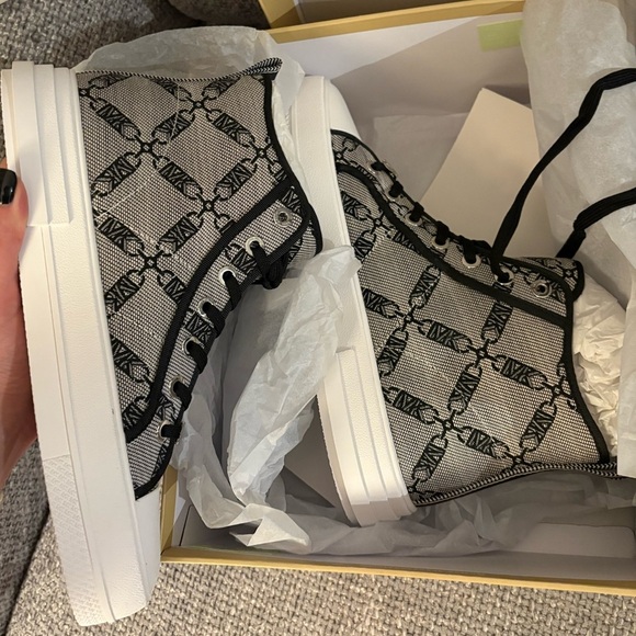 BNWT Michael Kors Logo Jacquard High-Top Sneakers – Women’s Size 9 - Picture 11 of 14